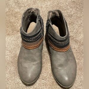 So Women's Cabinstone Brown Chain Accent Side Zip Ankle Booties Size 8